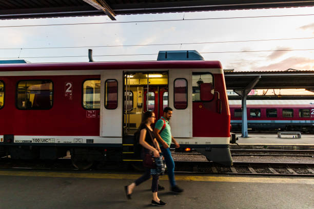 treno in attesa alla banchina ferroviaria della stazione ferroviaria nord di bucarest (gara de nord bucarest). pendolarismo in treno in europa, romania, bucarest 2021 - cfr foto e immagini stock