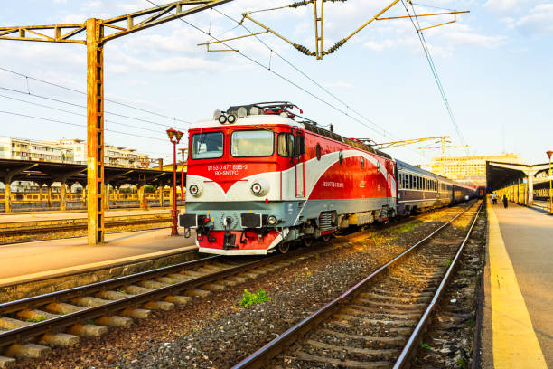 treno in attesa alla banchina ferroviaria della stazione ferroviaria nord di bucarest (gara de nord bucarest). pendolarismo in treno in europa, romania, bucarest 2021 - cfr foto e immagini stock