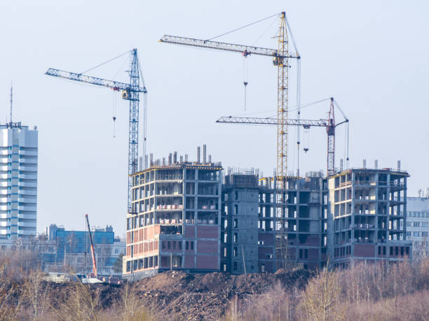 construction of a multi-storey building using tower cranes - civil building imagens e fotografias de stock