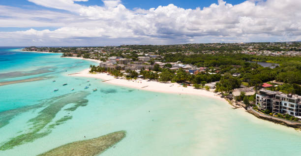 sandy bay, playa caribeña en la costa sur de barbados (1) - barbados fotografías e imágenes de stock