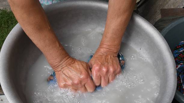 80 년대 노인 의 주먹 은 오래된 분지에서 세탁세탁 - female fist obsolete senior adult 뉴스 사진 이미지
