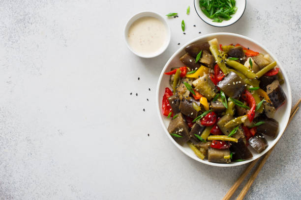 salad with marinade raw vegetables- eggplants, green beans, bell peppers and onions in korean style - bean vegetarian food stir fried carrot imagens e fotografias de stock