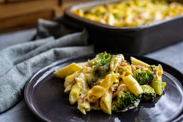 casseruola cremosa con brokkoli, pasta, pancetta e hollandaise - cream of broccoli foto e immagini stock