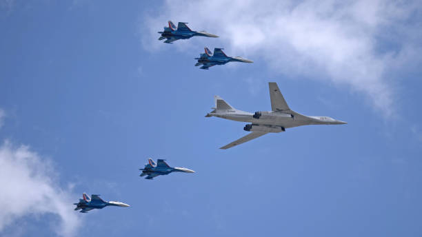 MOSCOW, RUSSIA - MAY 7, 2021: Avia parade in Moscow. su-35 and strategic bomber and missile platform Tu-160 in the sky on parade of Victory in World War II in Moscow, Russia MOSCOW, RUSSIA - MAY 7, 2021: Avia parade in Moscow. su-35 and strategic bomber and missile platform Tu-160 in the sky on parade of Victory in World War II in Moscow, Russia tu160 stock pictures, royalty-free photos & images