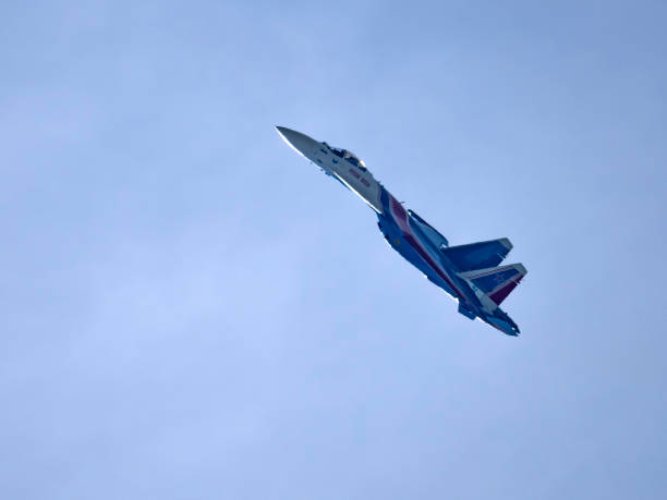 aérodrome de moscou russie joukovski 31 août 2019: l’équipe de voltige russe russkie vityazi effectue un vol de démonstration avec des figures acrobatiques du salon international d’aérospatiale maks-2019 - zhukovsky photos et images de collection