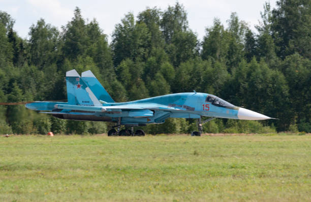 moscou rússia aeroporto zhukovsky 31 de agosto de 2019: desembarque su-34 caças do salão aeroespacial internacional maks-2019. - zhukovsky - fotografias e filmes do acervo