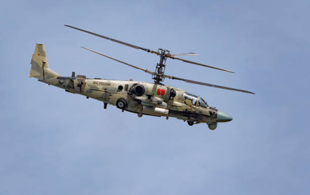 zhukovsky, russia - 01 settembre 2019: dimostrazione dell'elicottero d'attacco kamov ka-52 alligator dell'aviazione russa a maks-2019, russia. - military air vehicle foto e immagini stock