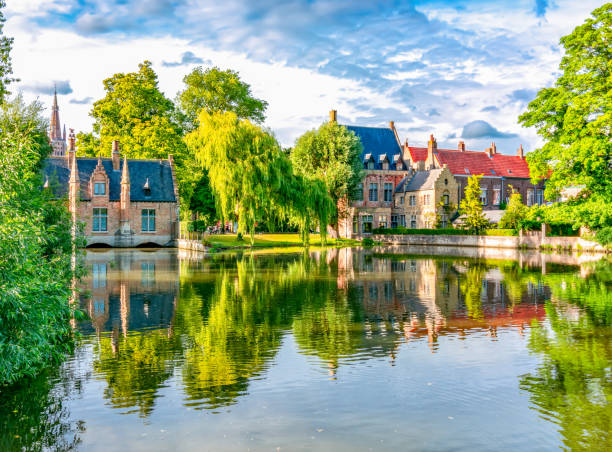 lago do amor no verão, bruges, bélgica - bruges belgium history scenics - fotografias e filmes do acervo