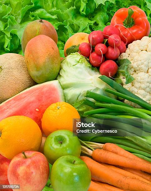 Arreglo De Frutas Y Verduras Foto de stock y más banco de imágenes de Alimento - Alimento, Arreglo, Cebolla