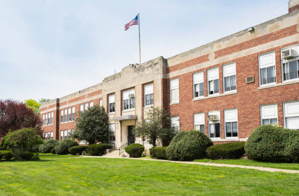 außenansicht eines typisch amerikanischen schulgebäudes - elementary school building stock-fotos und bilder