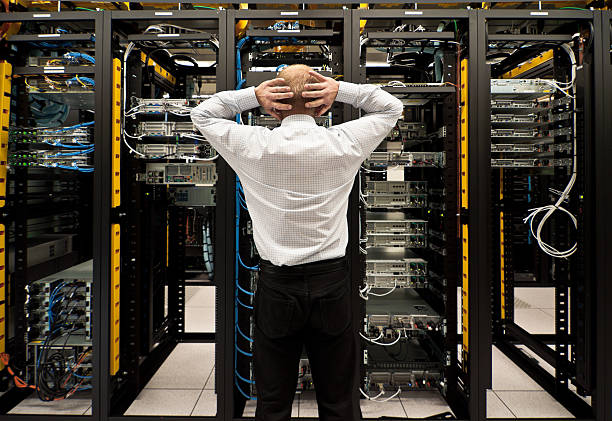 problème dans le centre de données - computer programmer network server data center photos et images de collection