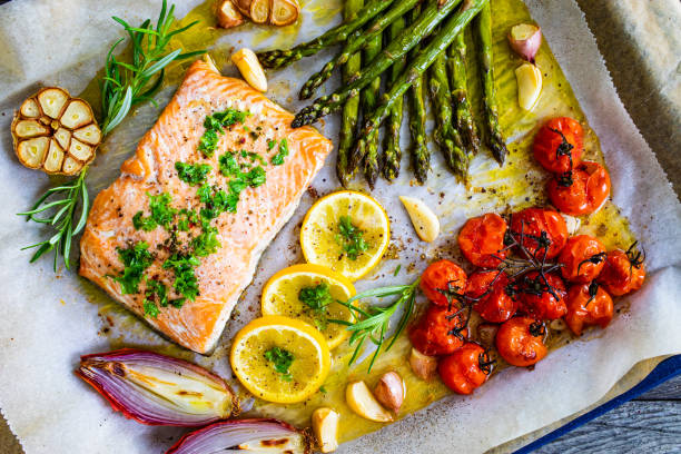 salmón y verduras de una hoja - bandeja de horno fotografías e imágenes de stock