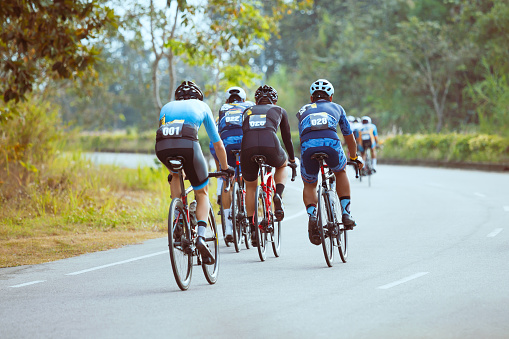 Grupo de ciclistas profesionales durante la carrera ciclista photo