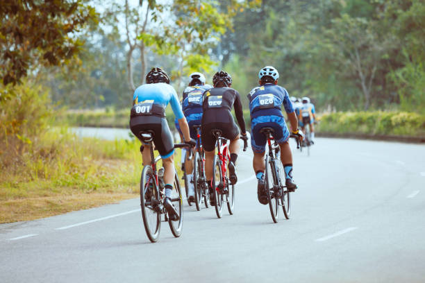 grupo de ciclistas profesionales durante la carrera ciclista - andar en bicicleta fotografías e imágenes de stock