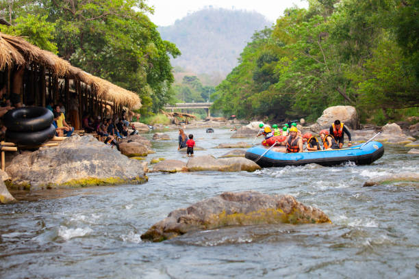 chiang mai, tailândia - 28 de março de 2019: o turista se divertindo com rafting de água branca - rafting thailand river inflatable raft - fotografias e filmes do acervo