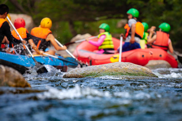 primo passo della barriera corallina con un gruppo di giovani sono rafting - extreme sports kayaking kayak adventure foto e immagini stock