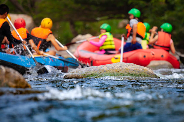 крупным планом риф с группой молодых людей рафтинг - rafting стоковые фото и изображения