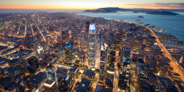 вид с воздуха на горизонт сан-франциско ночью - san francisco county san francisco bay area skyline night стоковые фото и изображения