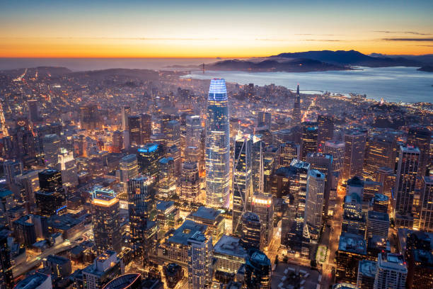 vue aérienne de l’horizon de san francisco la nuit - financial district photos et images de collection