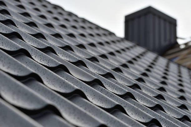 metalowy dach z kroplami wody po deszczu - roof repairing tile construction zdjęcia i obrazy z banku zdjęć