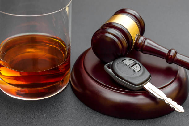 자동차 열쇠와 검은 색 위스키 한 잔판사의 망치. - drunk driving alcohol key law 뉴스 사진 이미지