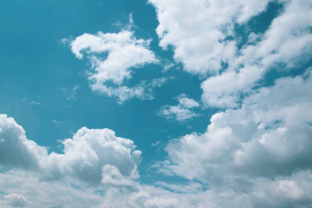 las nubes de cúmulos suelen aparecer en clima soleado cuando el aire es un poco más húmedo. son creados por updraft, como térmicas. las masas de aire suben, se expanden y se enfrían en el proceso. - white mid air rain wind fotografías e imágenes de stock