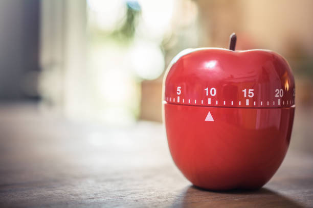 10 minutos - temporizador de huevo de cocina roja en forma de manzana en una mesa - number 5 accuracy time blue fotografías e imágenes de stock