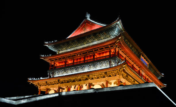 torre de tambores xian iluminada pela noite. tradução: ̈ ̈ "civil and military resort" - xian tower drum china - fotografias e filmes do acervo