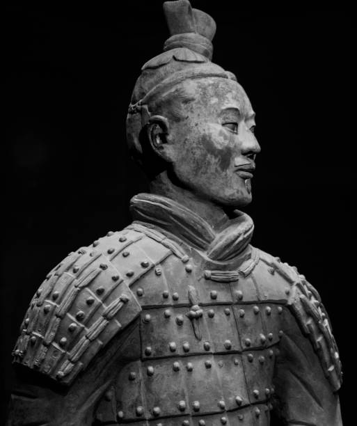 soudeur guerrier en terre cuite de xian noir et blanc - terracotta soldiers xian terracotta tomb photos et images de collection