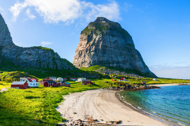 норвежский остров с горной вершиной и рыбацкой деревней - fishing village idyllic red cottage стоковые фото и изображения
