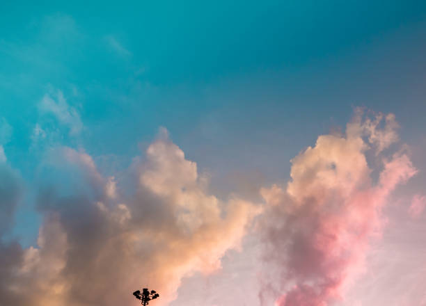 colore astratto del cielo mignolo e nuvole di cumulus soffice bianco con bellissimi raggi raggi che brillano nel cielo. morbide morbide morbidezza delle nuvole nella stagione estiva. tempo limpido buona aria in ambiente sfondo - air cloud sun cirrocumulus foto e immagini stock