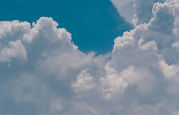 colore astratto del cielo mignolo e nuvole di cumulus soffice bianco con bellissimi raggi raggi che brillano nel cielo. morbide morbide morbidezza delle nuvole nella stagione estiva. tempo limpido buona aria in ambiente sfondo - air cloud sun cirrocumulus foto e immagini stock