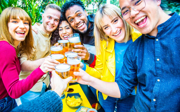 gruppe von multikulturellen freunden trinken und toasten bier in brauerei bar restaurant - glückliche menschen spaßen auf dem dach home party - lebendige farbe filter - festival alcohol stock-fotos und bilder