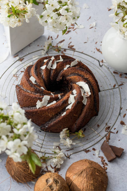 pastel bundt casero decorar con flores. - chocolate bundt cake fotografías e imágenes de stock