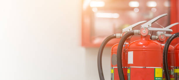 extintores disponibles en emergencias contra incendios. - fire extinguisher office safety protection fotografías e imágenes de stock