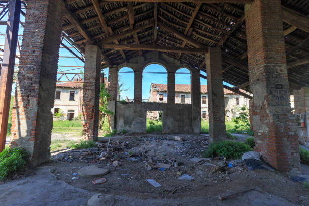 istock Abandoned farmhouse 1317085089
