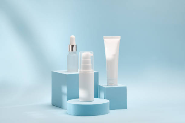 tre mockup di prodotti cosmetici su podi geometrici. contesto per la presentazione di cosmetici - collection tubes foto e immagini stock