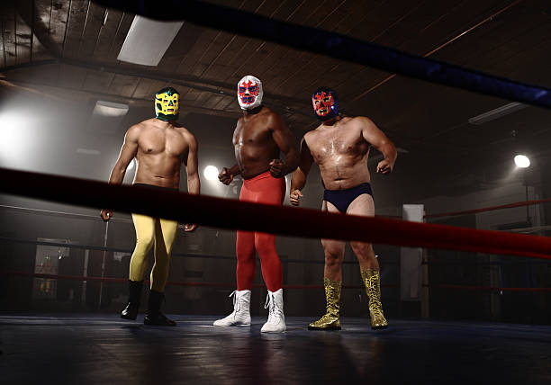 três ocultos wrestlers em anel - wrestling mask imagens e fotografias de stock