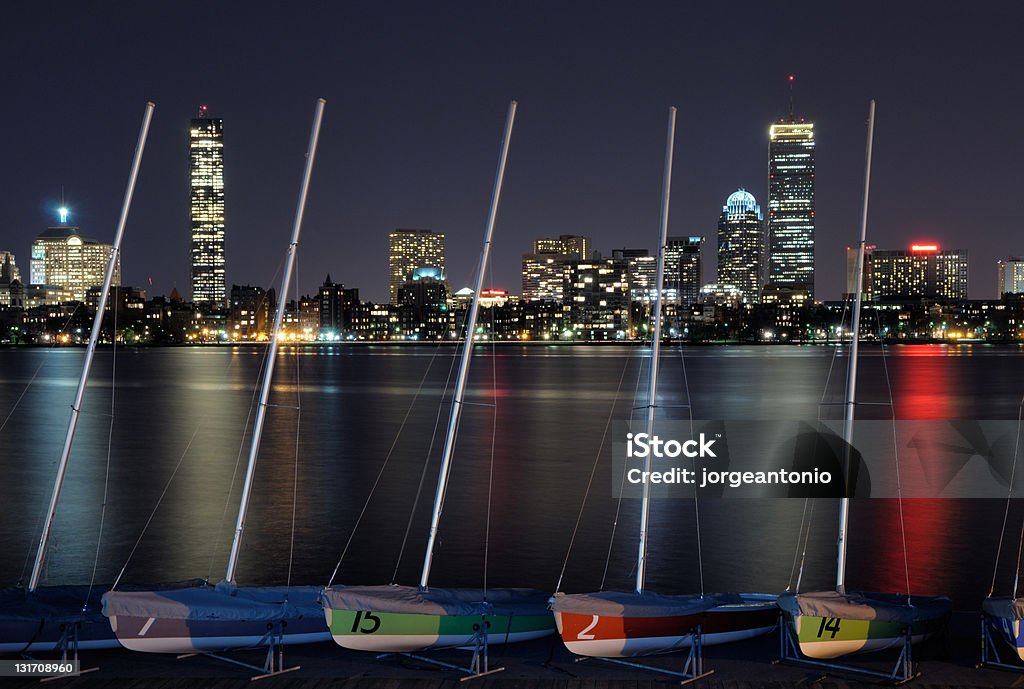Horizonte de Boston e ancorados barcos à noite - Foto de stock de Arranha-céu royalty-free