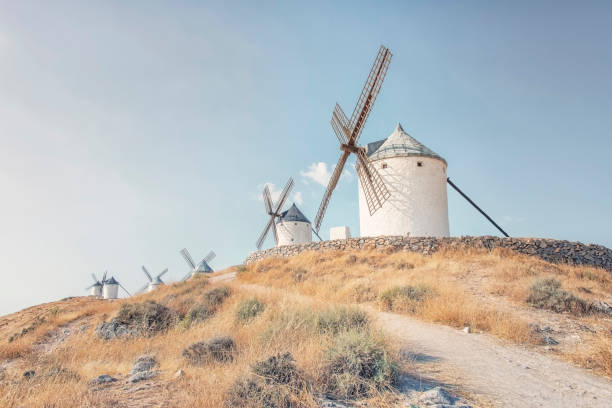 mulini a vento nella provincia di la mancha, spagna - la mancha foto e immagini stock