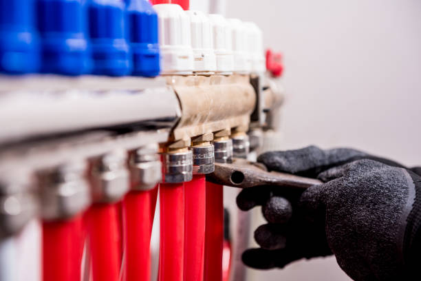 istock Pipefitter install system of underfloor heating system at home 1317093392