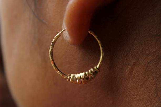 very beautiful wearing ladies earrings - gold earring imagens e fotografias de stock
