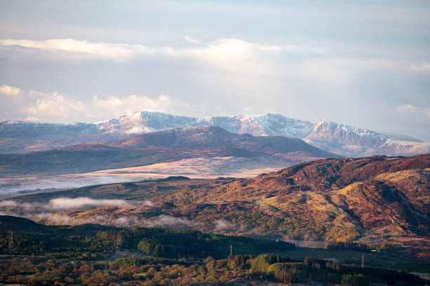 panoramablick auf cadair idris bei sonnenaufgang. - wales mountain mountain range hill stock-fotos und bilder