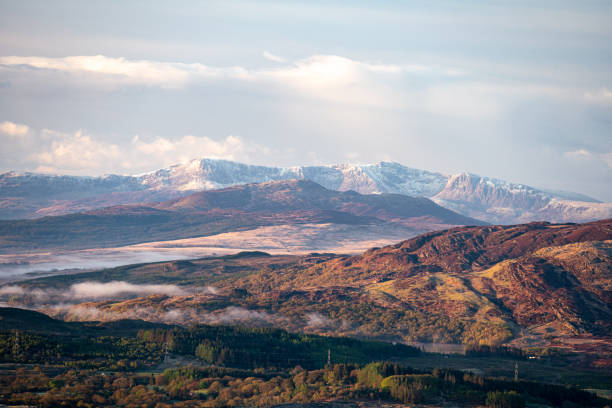 vue panoramique de cadair idris au lever du soleil. - wales snowdonia snowdonia national park mountain photos et images de collection
