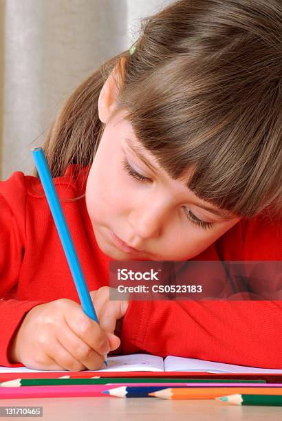 Foto de Menina Desenho e mais fotos de stock de Adulto - Adulto, Aluno de Jardim de Infância, Aprender