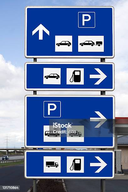 Foto de Sinal De Tráfego No Posto De Gasolina e mais fotos de stock de Área de descanso de motorista - Área de descanso de motorista, Alemanha, Caminhonete pickup
