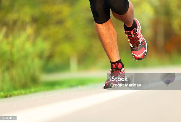Runnerlaufschuhe Nahaufnahme Stockfoto und mehr Bilder von Männer - Männer, Sportschuh, Aktiver Lebensstil