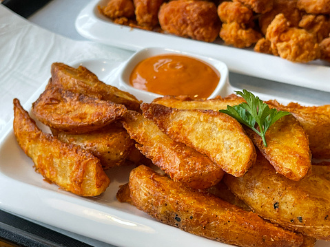 Fried potato wedges and pepper sauce