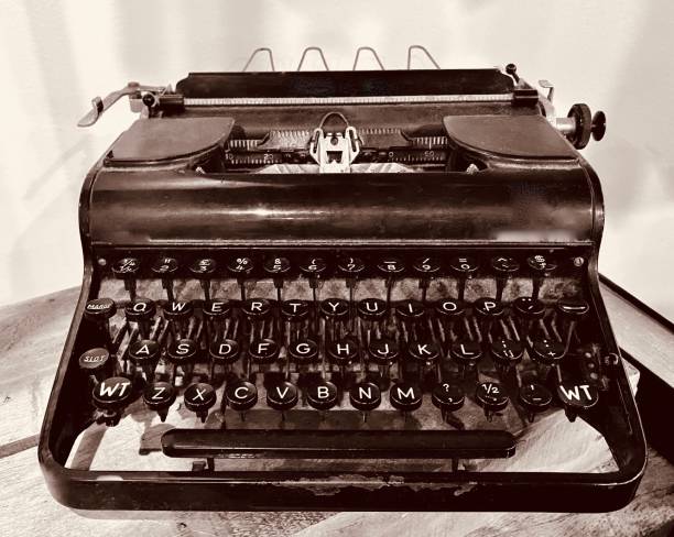antiga máquina de escrever - typewriter keyboard typewriter antique old fashioned - fotografias e filmes do acervo