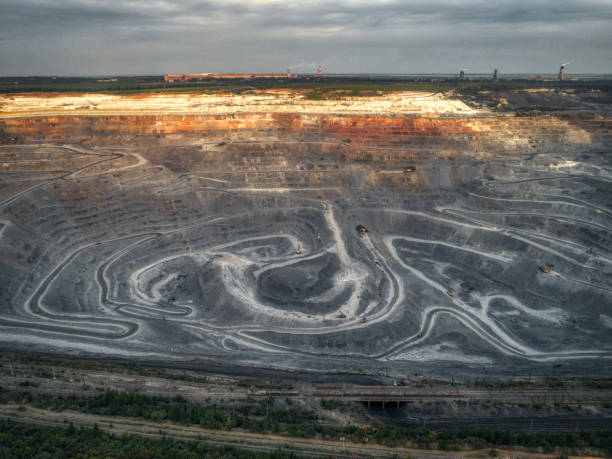 otwarty dół do wydobycia rudy - rock quarry zdjęcia i obrazy z banku zdjęć